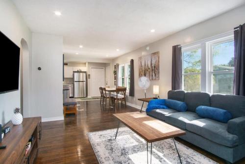 Gorgeous Notre Dame Get Away Comfy Beds WiFi Coffee Games in South Bend, United States