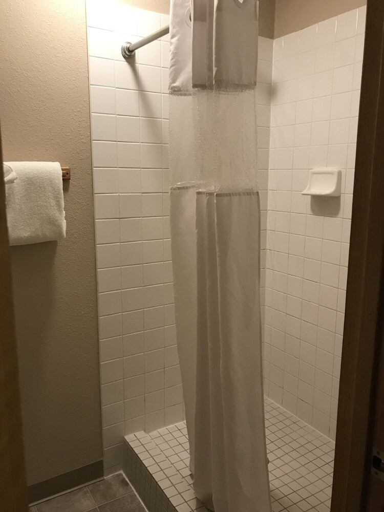 Lakeshore Inn & Suites - photo 34