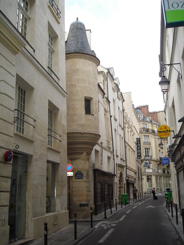 Classy Studio Notre Dame — 4-Star Luxury Hotel in Paris, France
