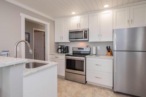 Dip Inn by Oak Island Accommodations - photo 5
