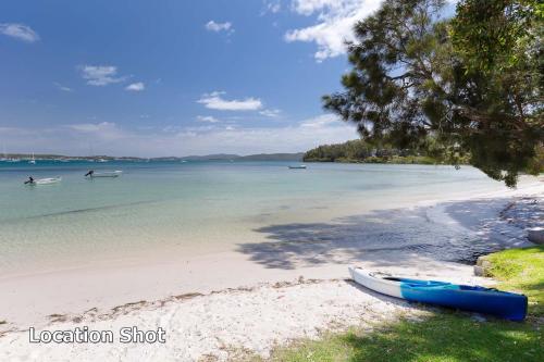 Sandy Beach House Corlette Unit 1 Waterfront WI FI Aircon — 4-Star Luxury Hotel in Corlette, Australia