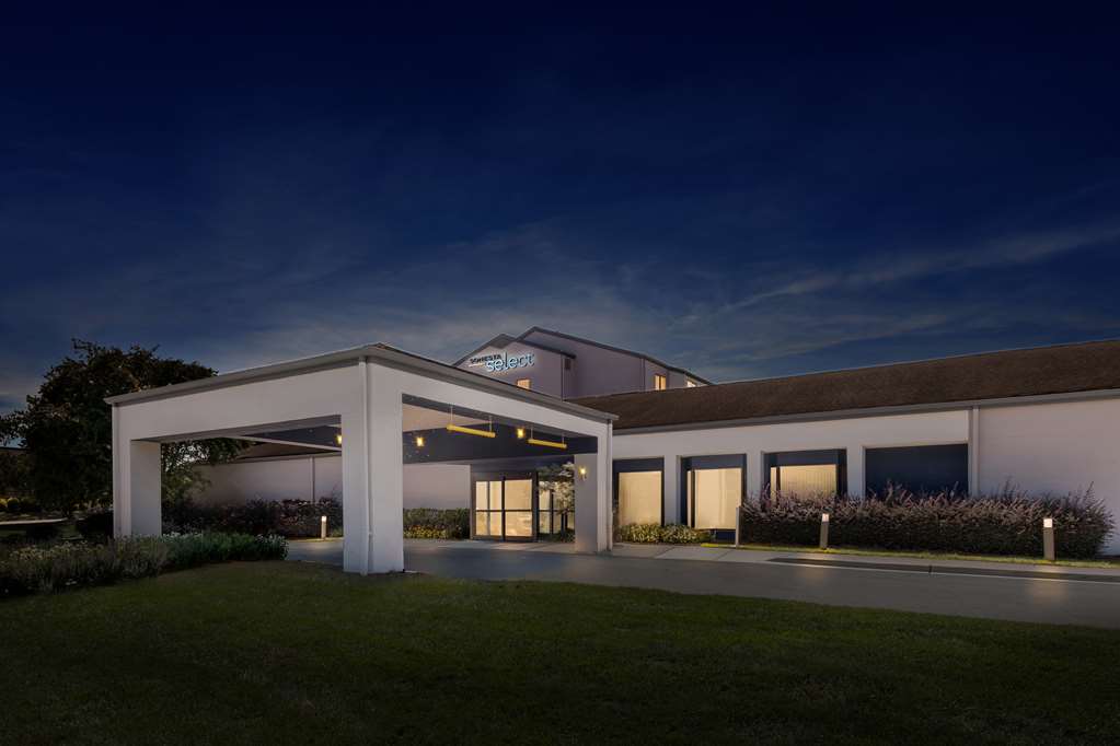 Sonesta Select Charlotte University Research Park - photo 3