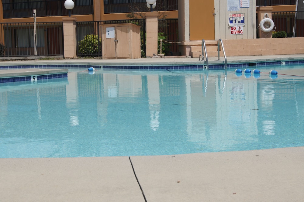 Days Inn by Wyndham Durham Near Duke University - photo 50