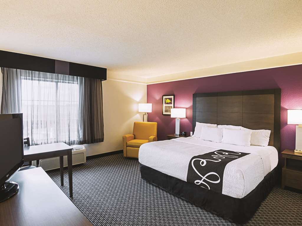 La Quinta Inn & Suites by Wyndham Fort Worth City View - photo 25