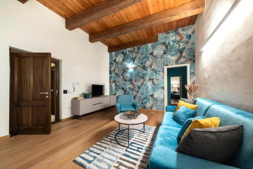 Suite Deluxe in Palazzo Storico Centro Sassari Appartamento Porto Vecchio — 4-Star Luxury Hotel in Sassari, Italy