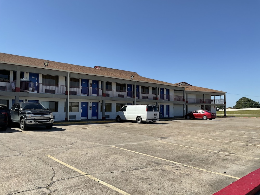 Executive Inn & Suites - carbon neutral hotel in Beaumont