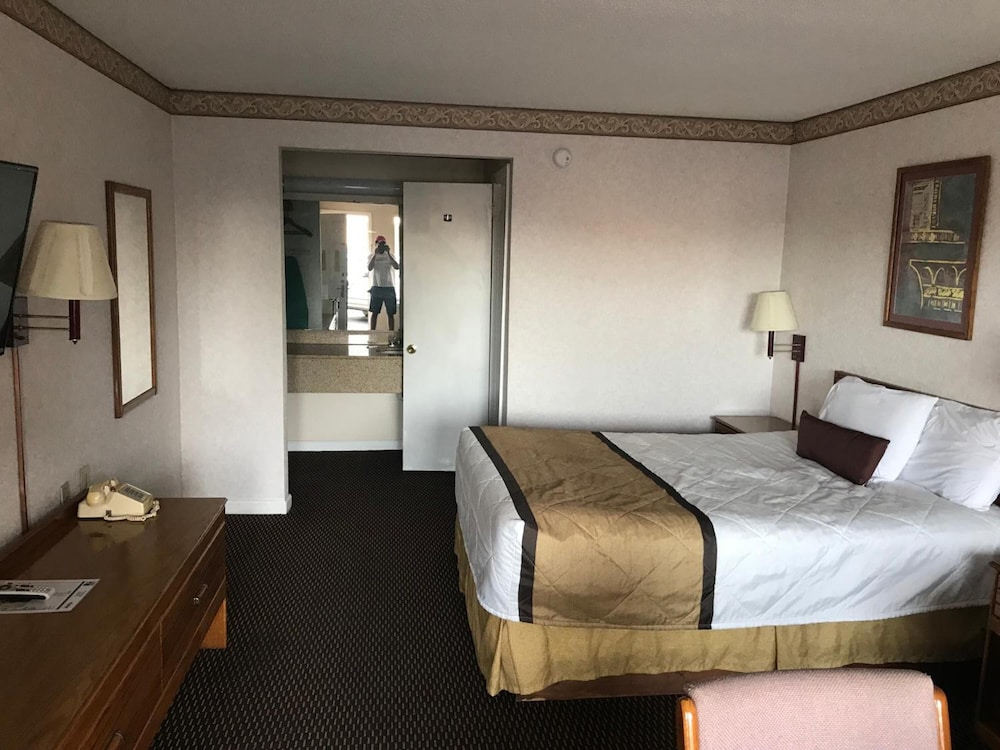 Econo Lodge Calhoun North Damascus - photo 11