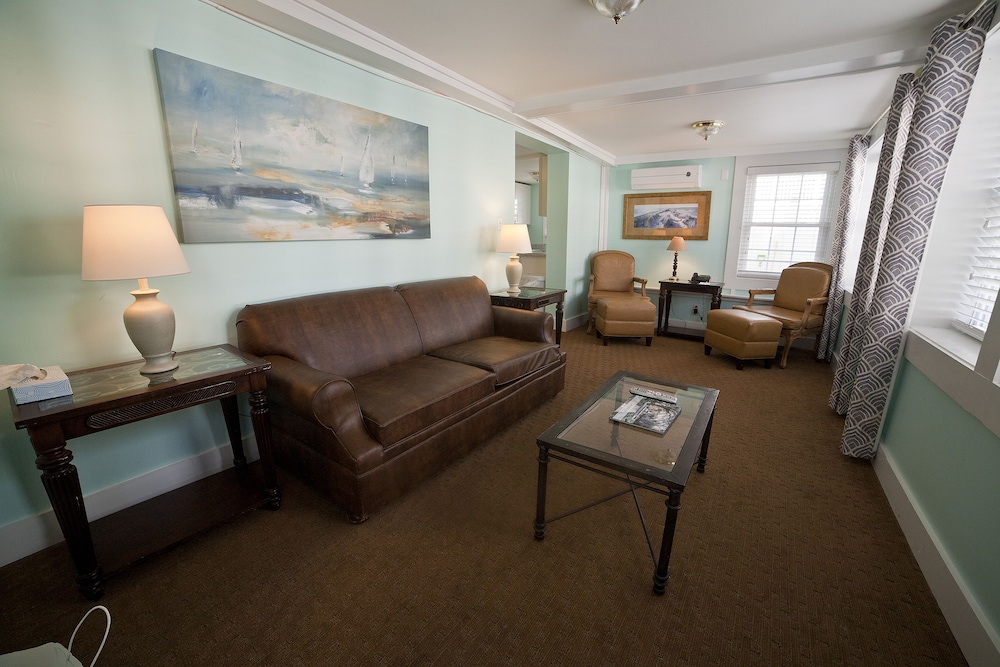 Georgianne Inn & Suites - photo 20