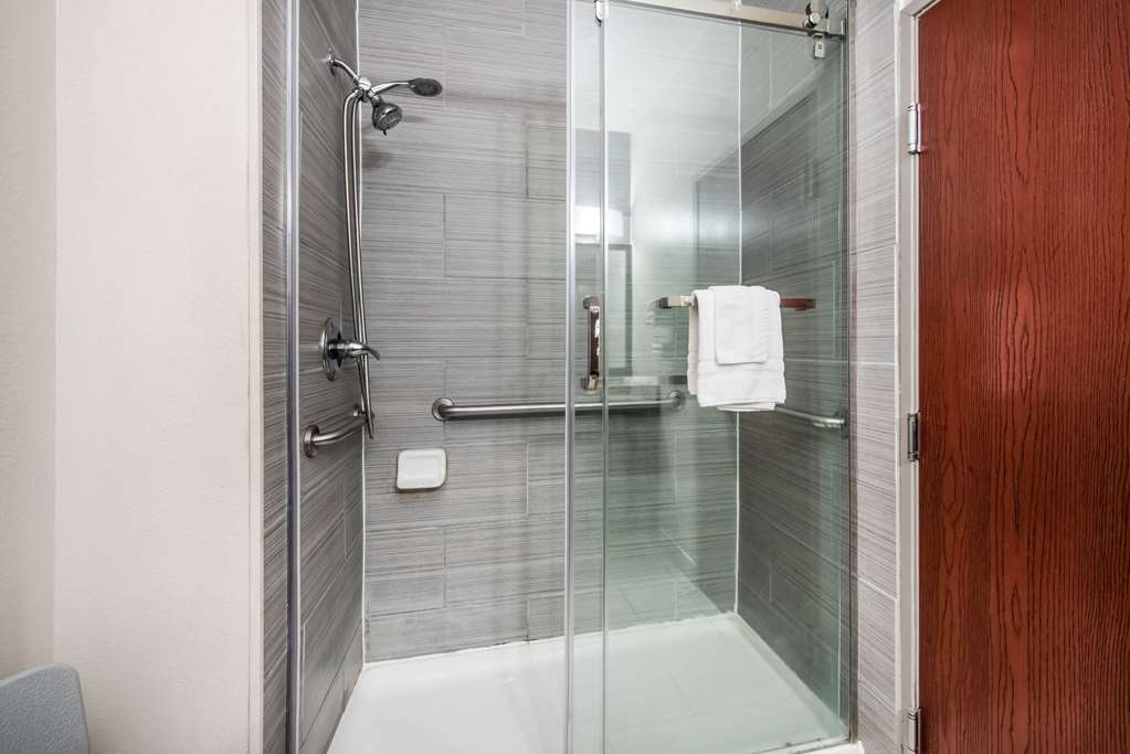 La Quinta Inn & Suites by Wyndham Fairborn Wright Patterson - photo 20