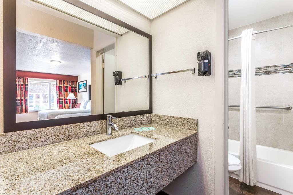 Econo Lodge Inn & Suites Florida City - photo 23