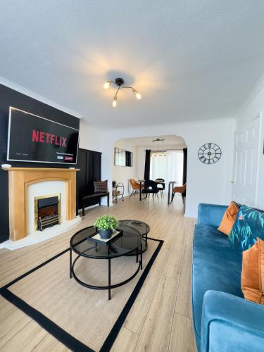 Rooms Near Me Entire 3 Bedroom House With Driveway Lounge Kitchen & Washroom With Amenities Smart Tv Near Worcester Hospital — 4-Star Luxury Hotel in Worcester, United Kingdom