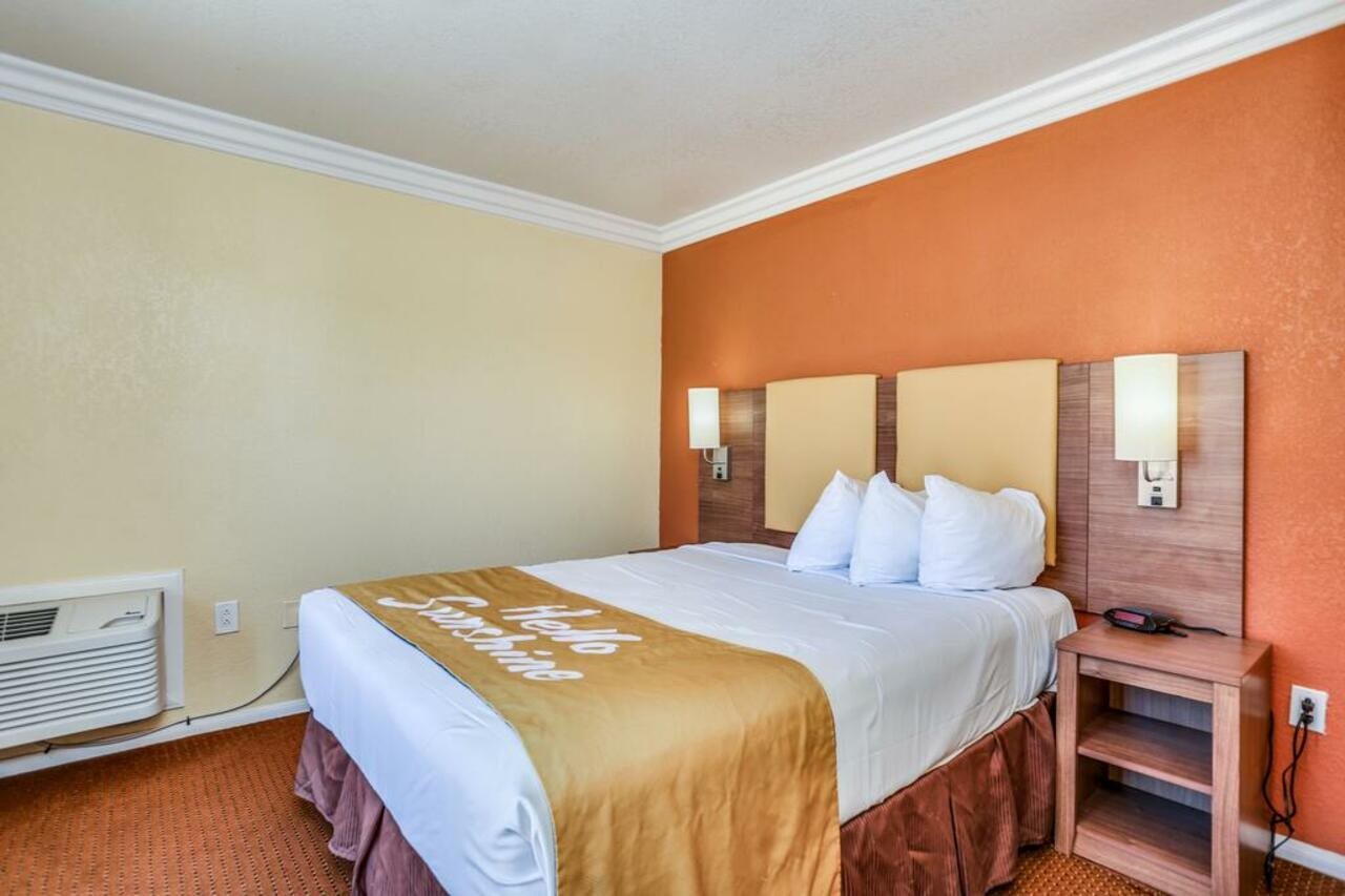 Days Inn by Wyndham Palm Springs - photo 3