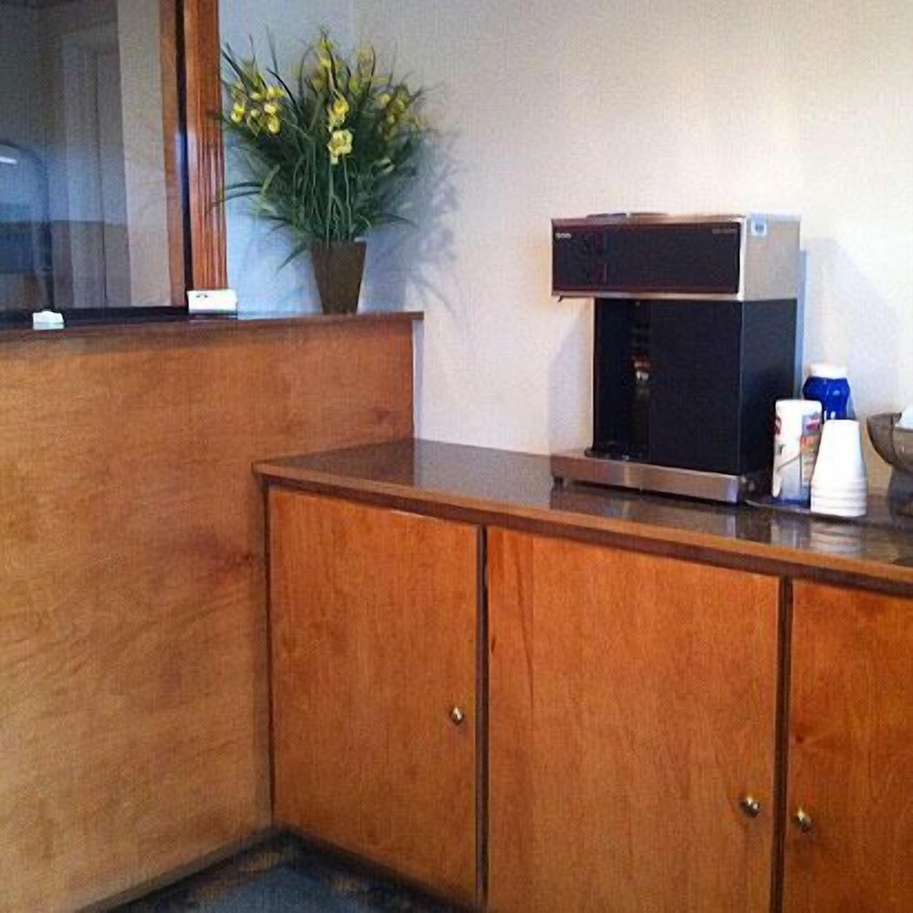 Regency Inn Bald Knob - photo 12