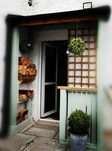 Castle Hill Cottage & Paddlers Retreat — 4-Star Luxury Hotel in Ballywalter, United Kingdom