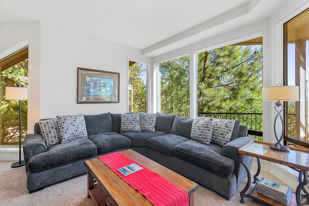 Snowcap Escape at Mount Bachelor — 4-Star Luxury Hotel in Bend, United States
