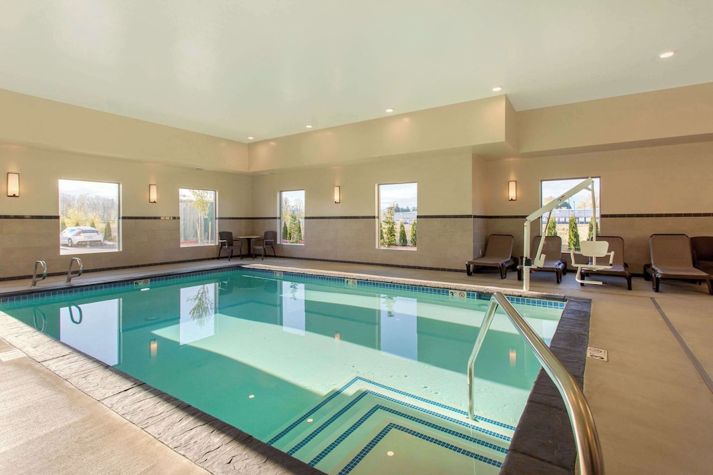Comfort Suites Burlington near I 5 - photo 33