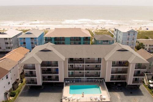 Lovely Condo Pool steps to beach dog friendly — 4-Star Luxury Hotel in Carolina Beach, United States