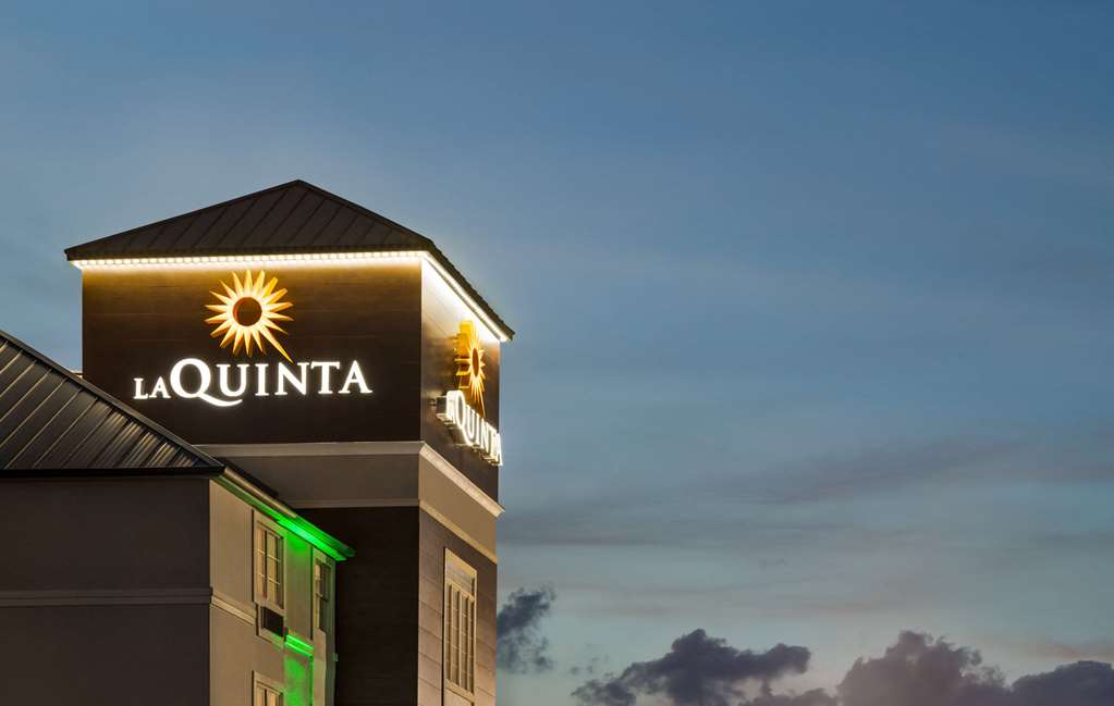 La Quinta Inn & Suites by Wyndham San Antonio N Stone Oak - photo 4