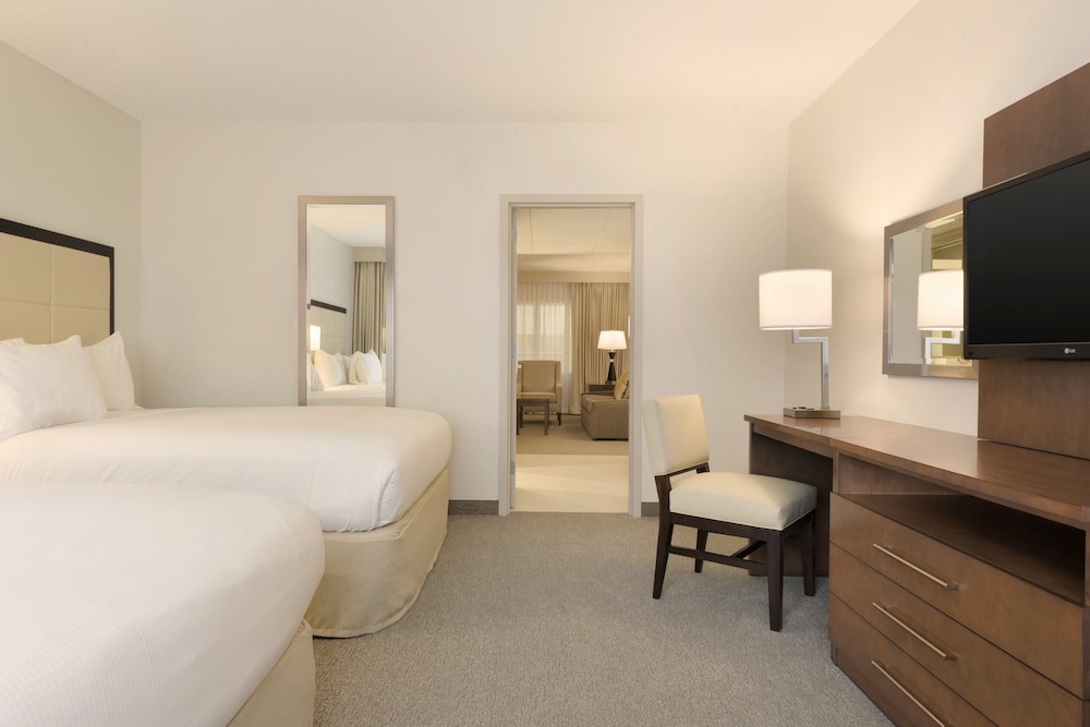 Embassy Suites by Hilton Milwaukee Brookfield - photo 9