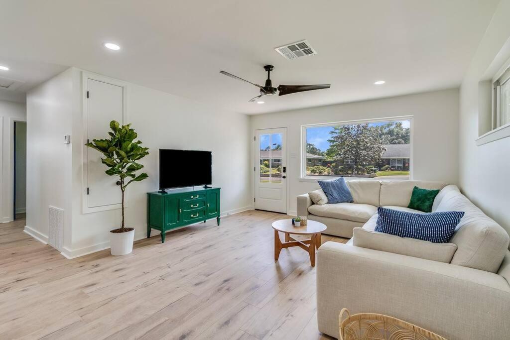 Central Lafayette location w King Bed & Coffee Bar in Lafayette, United States