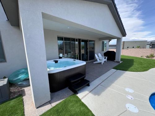 4BR Oasis Pool and Spa Near Golf and Casinos