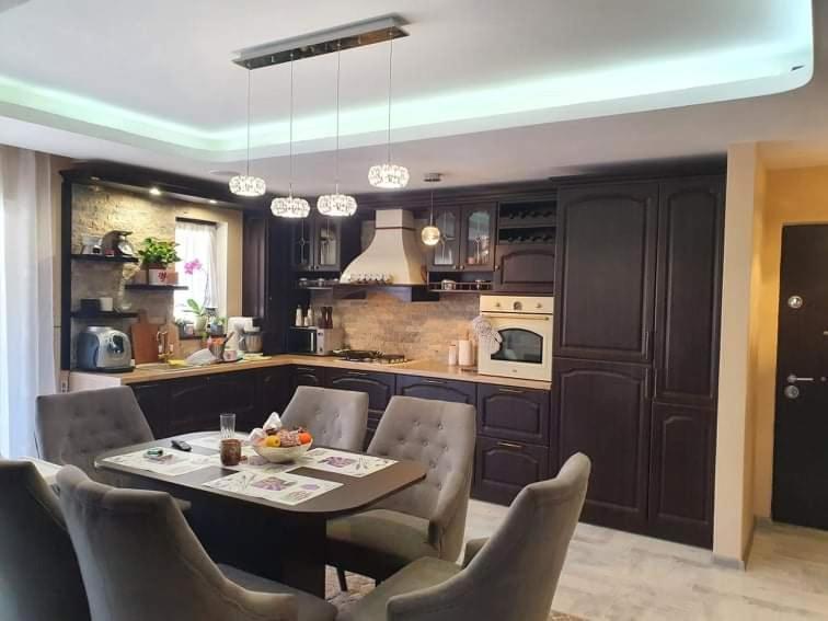 Chirie Perioada Untold in Floresti, Romania