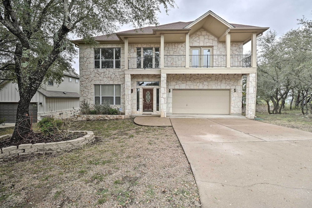 Airy Villa in Austin w Badminton volleyball Court — 4-Star Luxury Hotel in Austin, United States