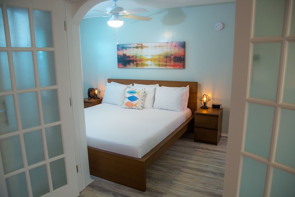 St Pete Beach Suites - photo 8