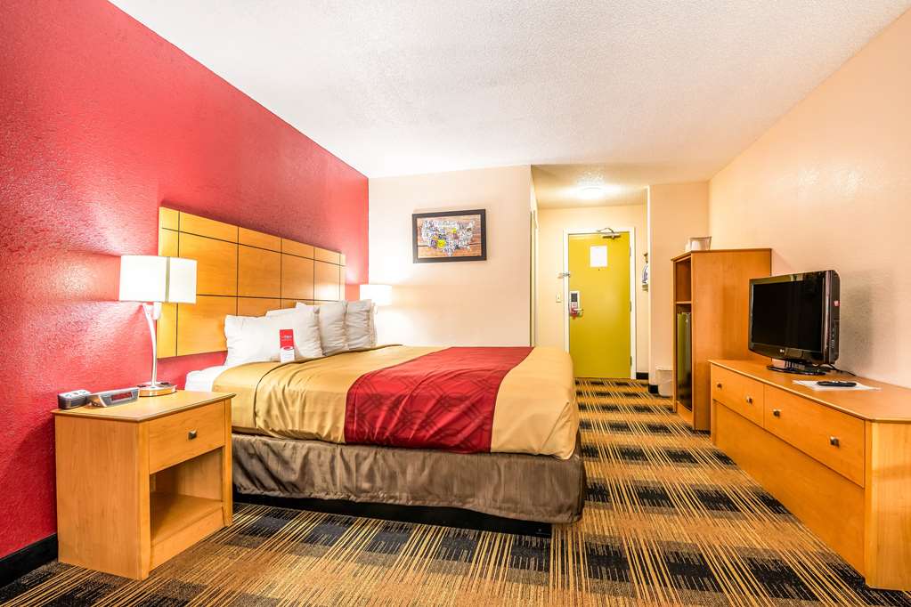 Econo Lodge Topeka at Wanamaker - photo 8
