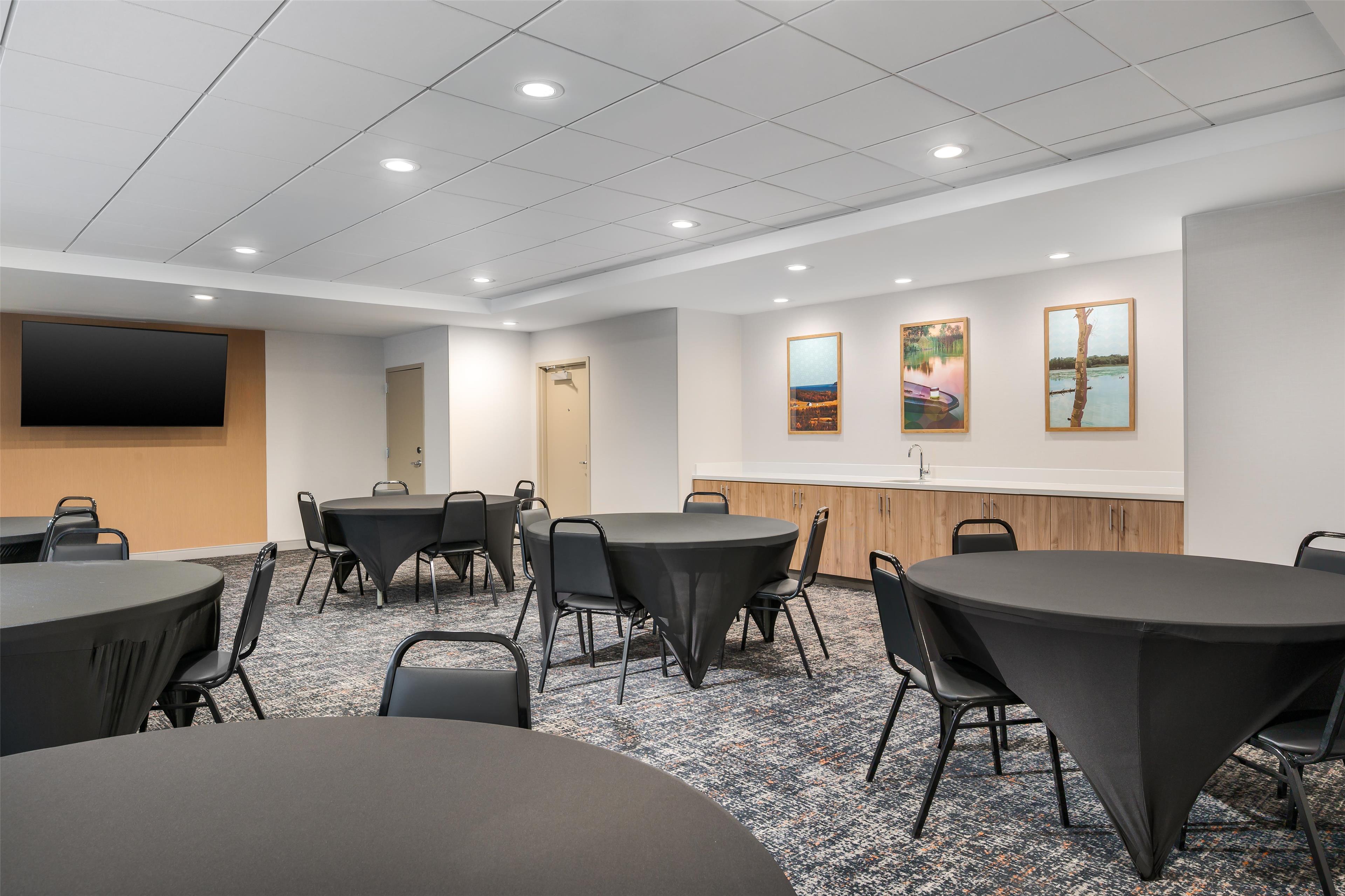 Hampton Inn & Suites by Hilton Alpena - photo 13