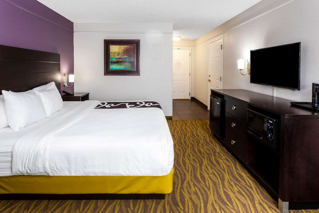La Quinta Inn & Suites by Wyndham Laredo Airport - photo 27