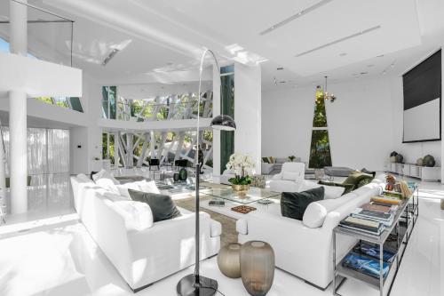 Villa Loggia Oasis Luxurious 6BD 7BA with Resort Style Pool - photo 40