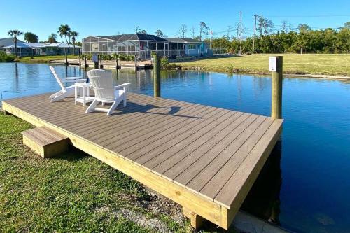 Waterfront Gulf Gateway: Pool Dock Grill Gameroom in Fort Myers, United States