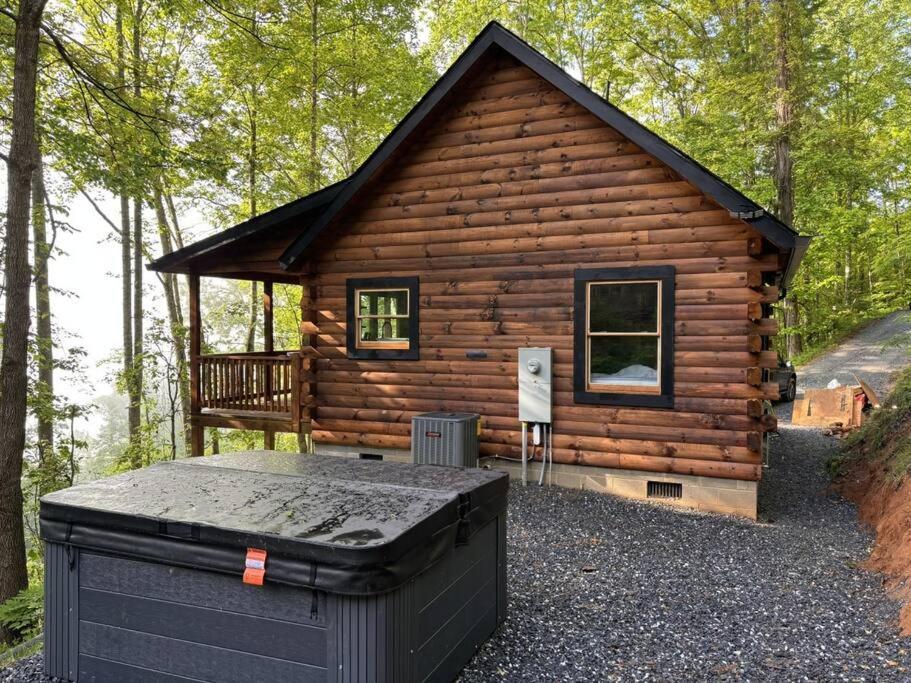 The Three Dog Night Cabin — 4-Star Luxury Hotel in Bryson City, United States