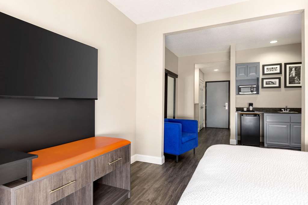 La Quinta Inn & Suites by Wyndham Mt. Laurel Philadelphia - photo 36