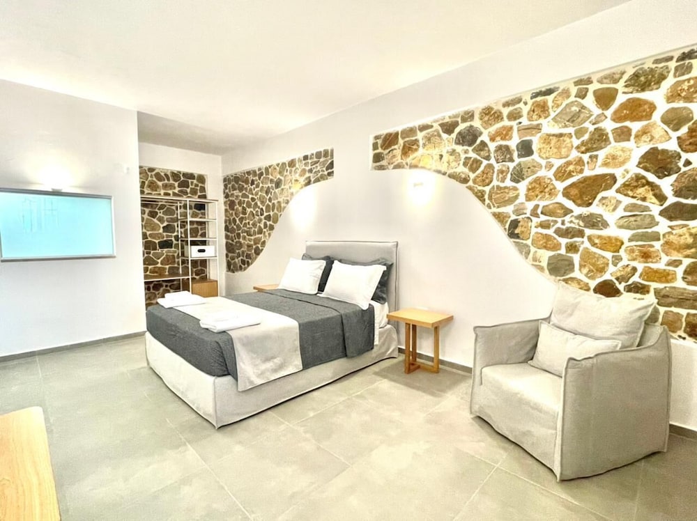 Trocadero Luxury Suites — hotel in Ermioni