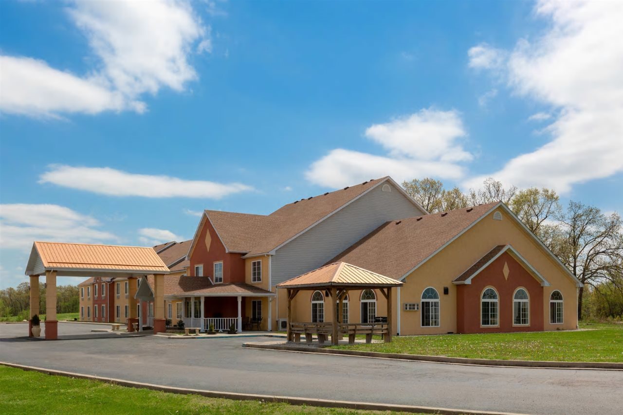 Super 8 by Wyndham Lake of the Ozarks — hotel in Eldon
