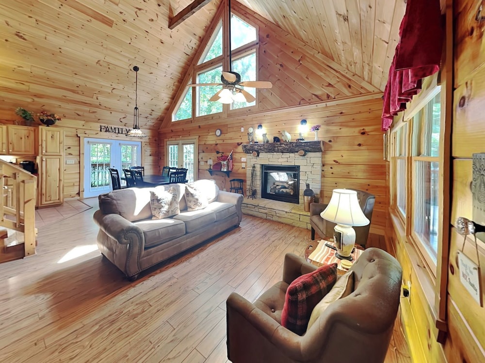 Lazy Cub Lodge by Jackson Mountain Rentals — 4-Star Luxury Hotel in Pigeon Forge, United States