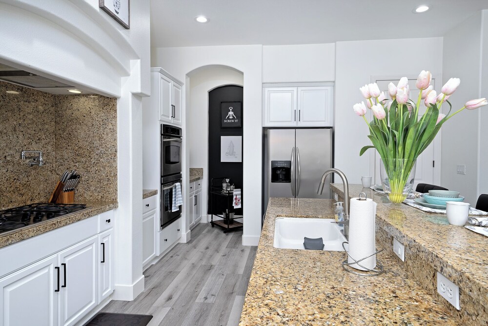 Luxurious 5BR Resort Style Home w Pool & Spa - photo 17