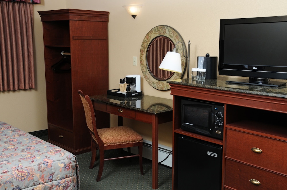 Pike's Waterfront Lodge - photo 10