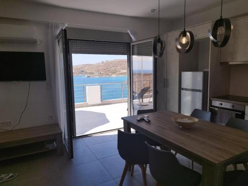 Mfd Luxury Apartments Μεζονετα 100Τμ Διπλα Στη Θαλασσα — 4-Star Luxury Hotel in Karystos, Greece
