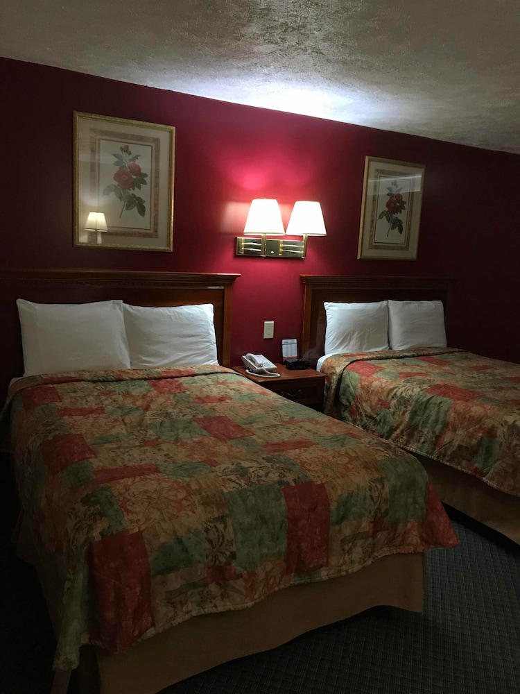 Cadillac Inn - photo 4