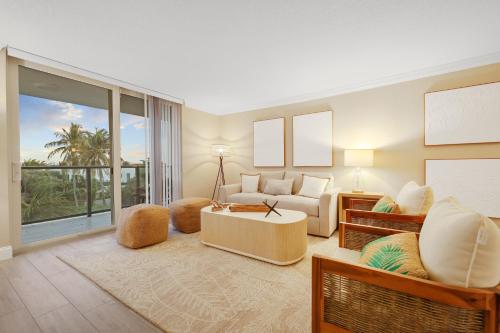Boca Coastal Stay 2BR 2BA with Pool and Balcony — 4-Star Luxury Hotel in Boca Raton, United States
