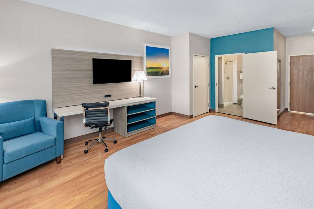 Days Inn & Suites by Wyndham San Antonio near Frost Bank Center - photo 25