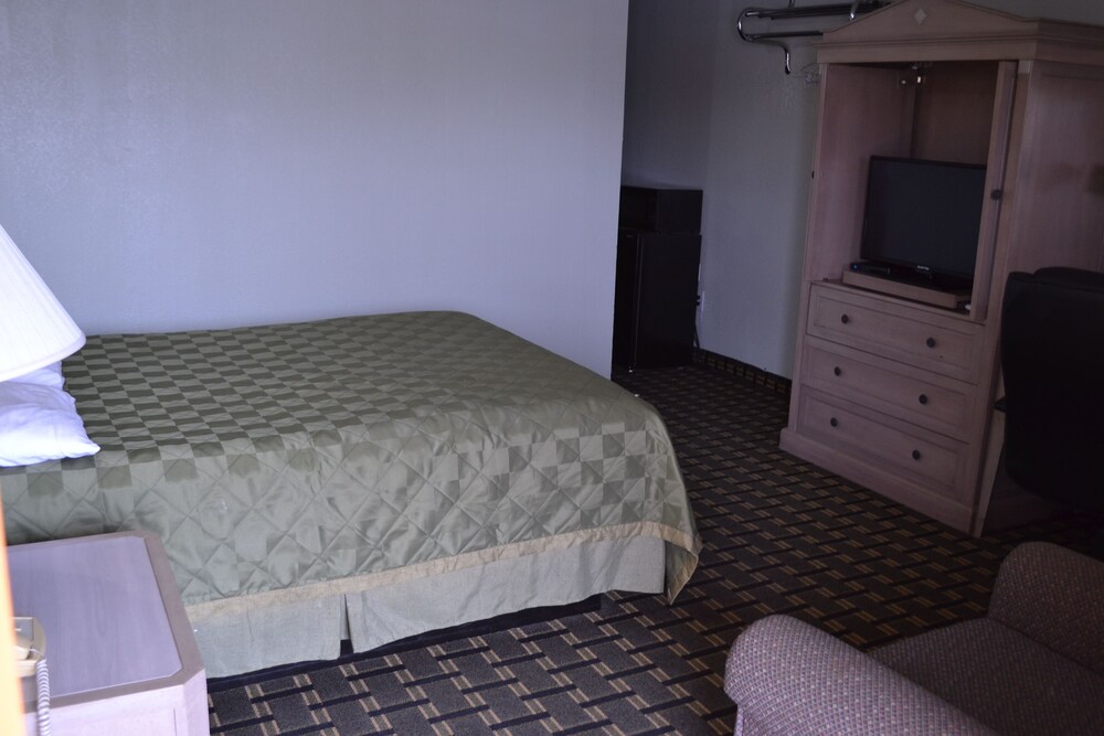 Lake Country Motel - photo 9