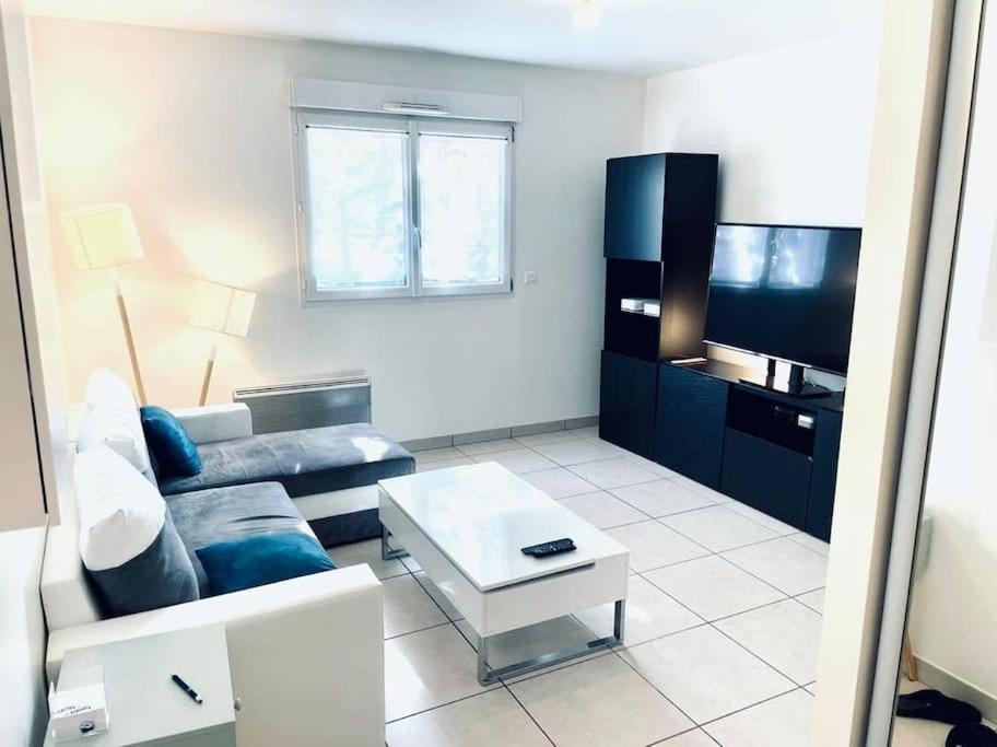 Charmant F2 Proche Orly Massy Paris Avec Parking — hotel in Longjumeau