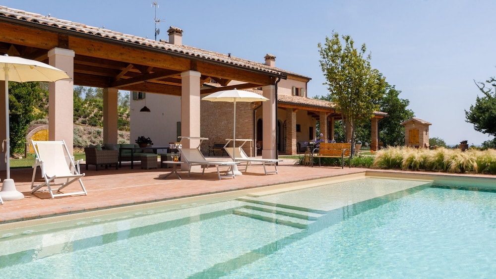 Ca' Pellicciano 8 Emma Villas — 4-Star Luxury Hotel in Longiano, Italy