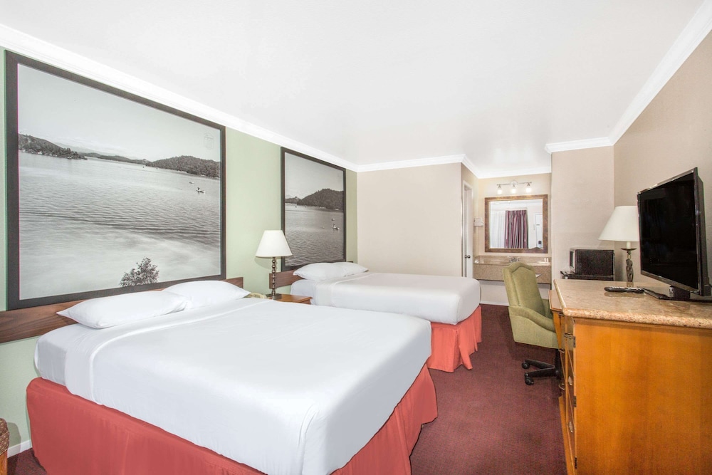 Upper Lake Inn and Suites - photo 7