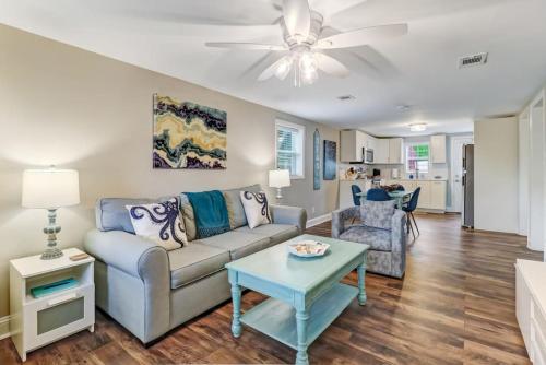 Tropical Beach Bungalow Down Backyard Grill Across Street from Beach — 4-Star Luxury Hotel in Fernandina Beach, United States