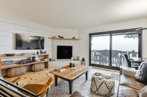 Mountain Lake Retreat Cozy Condo with Great Views — 4-Star Luxury Hotel in Mont-Tremblant, Canada